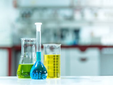Laboratuvar arka planında cam kimyası. Seçici odak