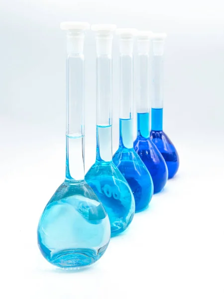 白い背景のガラス化学 選択的焦点 — ストック写真