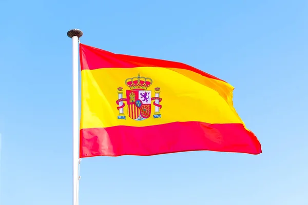 Rüzgarda Dalgalı Kutup Spanyol Bayrağı — Stok fotoğraf