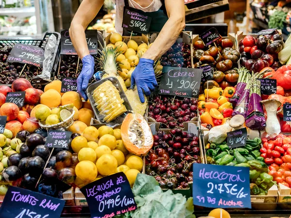 Woman Placing Fruit Greengrocer Shop Photo Shows Signs Spanish Vine — Stock Photo, Image