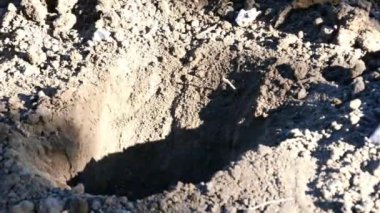 Bahçesinde kürekle toprağı kazan bir adam