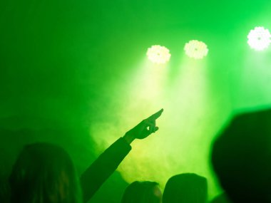 Eller yukarı! Gece hayatı ve disko konsepti. İnsanlar kulüp partisinde dans ediyor. Seçici Odaklanma