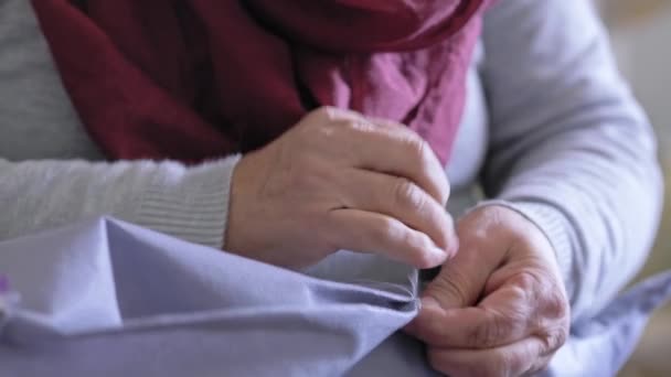Zbliżenie Starszej Kobiety Szyje Się Ręcznie Igłą Nitką Skupienie Selektywne — Wideo stockowe