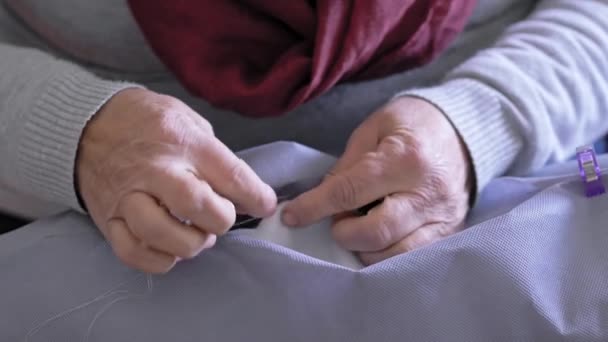 Close Uma Mulher Idosa Costura Mão Com Uma Agulha Fio — Vídeo de Stock