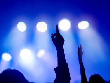 Eller yukarı! Gece hayatı ve disko konsepti. İnsanlar kulüp partisinde dans ediyor. Seçici Odaklanma