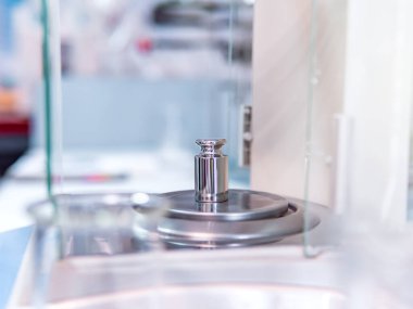 Metal ağırlıklı bir laboratuvarda analitik denge. Laboratuvar denge ayarlama kavramı.