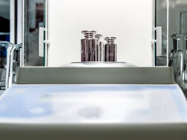 Analitik dengeyi ayarlamak için kullanılan üç ağırlığa yakın çekim.