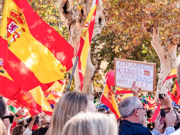 Cadiz, İspanya - 12 Kasım 2023: Devasa bir grup insan hükümete karşı gösteri yaptı