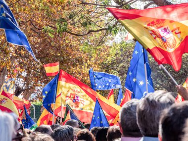 Cadiz, İspanya - 12 Kasım 2023: Devasa bir grup insan hükümete karşı gösteri yaptı