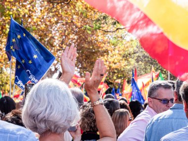 Cadiz, İspanya - 12 Kasım 2023: Devasa bir grup insan hükümete karşı gösteri yaptı