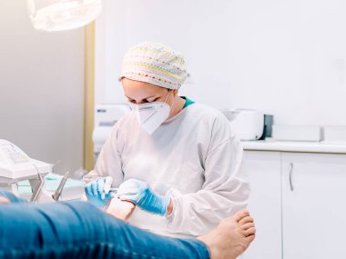 Ayak hastalıkları kliniğinde ayak masajı yapan bir kadın ayak hastalıkları uzmanı. Seçici odak