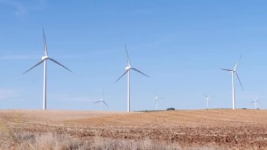Yel değirmenleri sahada. Temiz ve yenilenebilir enerji kavramı. Seçici odak