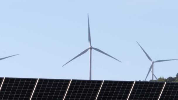 Zonnepanelen Met Windmolens Achtergrond Schone Hernieuwbare Energie Selectieve Focus — Stockvideo