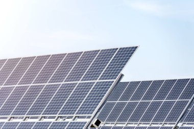 Gökyüzü arkaplanlı güneş pilleri. Alternatif elektrik kaynağı