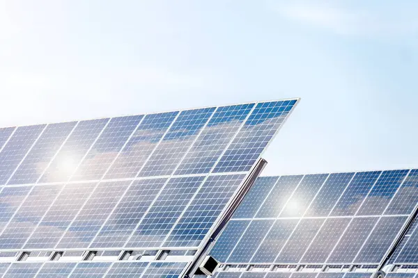 具有天空背景的太阳能电池板 替代电力来源 免版税图库图片