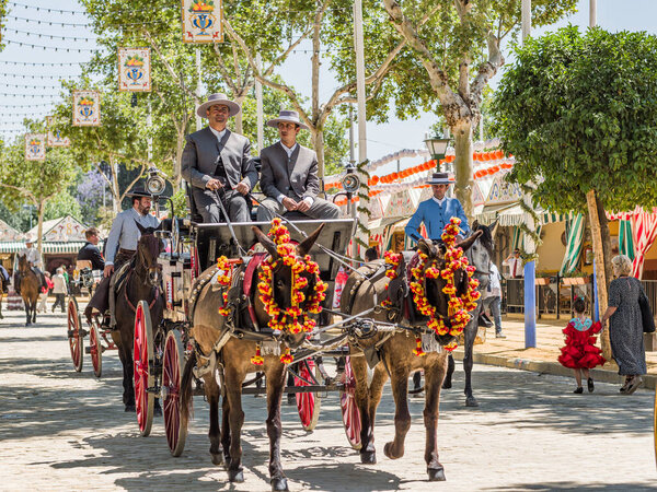Севиль, Испания - 26 апреля 2023 года: конные экипажи на апрельской ярмарке (Фабья-де-Абриль), ярмарке Севиль (Фабья-де-Севилья), Андалусия, Испания