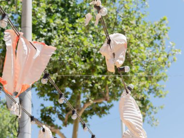 Sevilla Panayırı 'ndaki sert hava şartları yüzünden kırık fenerler.