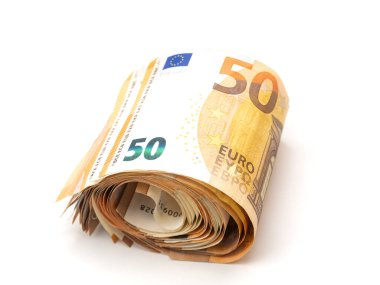 Beyaz arka planda 50 Euro 'luk banknotların yakın plan görüntüsü.