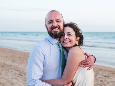 Günbatımında Okyanusa Bakan Romantik Çift