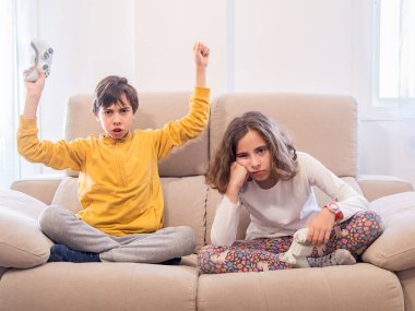 Bir erkek bir oyun zaferini kutlarken, bir kız hayal kırıklığını ifade eder..