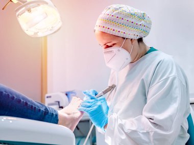 Ayak hastalıkları kliniğinde ayak masajı yapan bir kadın ayak hastalıkları uzmanı. Seçici odak