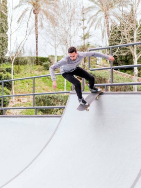 Rampanın ortasında kaykaycı