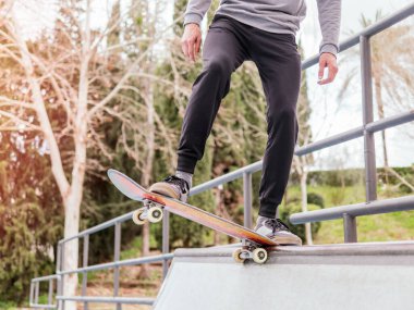 Rampanın ortasında kaykaycı