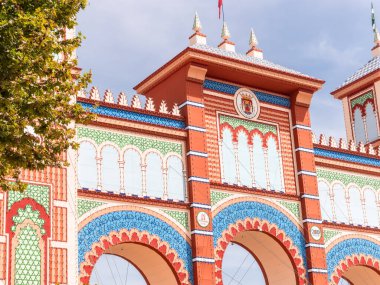 Sevilla, İspanya - 17 Nisan 2024: Sevilla Nisan Fuarı ikonik Portada de feria, geleneksel mimari güzellik sergisi.