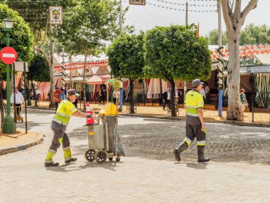 Seville, İspanya - 17 Nisan 2024: Sevilla Fuarında Temizlik İşçileri