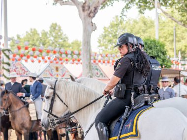 Seville, İspanya - 17 Nisan 2024: Sevilla Fuarı 'nda at süren kadın polis memurları