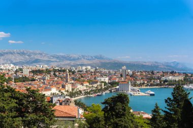 Hırvatistan 'ın Split kentinin büyüleyici cazibesine doğru bir yolculuğa çıkın. Mimari harikalar ve görkemli dağların sinerjisi hayatın özünü özetleyen büyüleyici hava perspektifleri sunar..