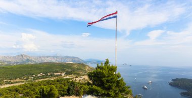 Dubrovnik Majestelerinin büyüleyici dünyasına adım atın. Her karesi panoramik ihtişamın hikayesini anlatır. Yukardan, dalgalı tepeleri, görkemli dağları, dingin mevsimleri ve parlak mavi gökyüzünü kucakla. Hırvat bayrağı dalgalanıyor