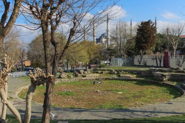 Mükemmel mavi gökyüzüne karşı dik duran Ayasofya Büyük Camii gerçek bir mimari ve tarih şaheseridir.. 