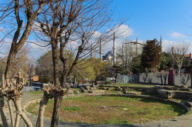 Mükemmel mavi gökyüzüne karşı dik duran Ayasofya Büyük Camii gerçek bir mimari ve tarih şaheseridir.. 