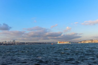 İstanbul Boğazı 'nın, yolcu gemilerinin ve feribotların bulunduğu canlı bir İstanbul şehri. Seyahat dergileri, turizm reklamları, duvar resimleri ve ticari kullanım için mükemmel. Koyu mavi suları olan ikonik rıhtım işaretlerini vurgular ve... 