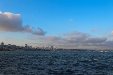 İstanbul Boğazı 'nın, yolcu gemilerinin ve feribotların bulunduğu canlı bir İstanbul şehri. Seyahat dergileri, turizm reklamları, duvar resimleri ve ticari kullanım için mükemmel. Koyu mavi suları olan ikonik rıhtım işaretlerini vurgular ve... 