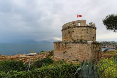Antalya 'daki antik taş kule. Akdeniz atmosferiyle sakin ve dramatik bir dönüm noktası..