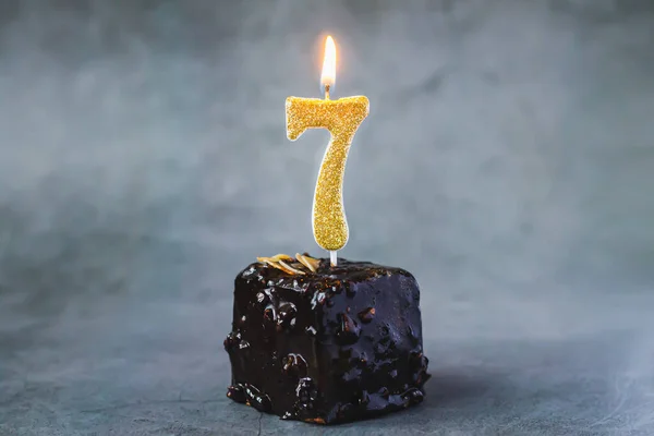 Bolo Chocolate Aniversário Com Número Sete Queimando Vela Fundo Escuro — Fotografia de Stock