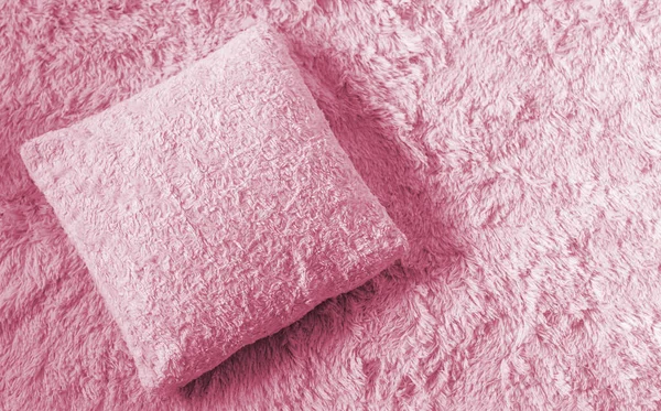 Hangulatos Pasztell Rózsaszín Színű Bolyhos Párna Kockás Vagy Ágytakaró Felülnézet — Stock Fotó