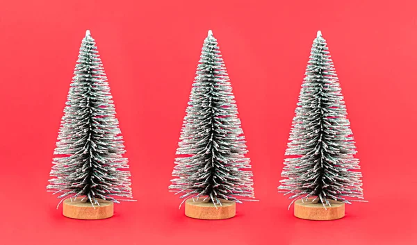 Gruppe Von Künstlichen Weihnachtsbäumen Auf Rotem Hintergrund Nahaufnahme — Stockfoto