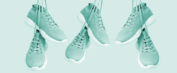 Yeşil Arka Planda Asılı Açık Yeşil Kadın Spor Ayakkabıları Grubu — Stok fotoğraf