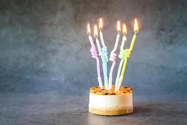 Renkli Yanan Doğum Günü Mumları Gark Grisi Arka Planda Fotokopi — Stok fotoğraf