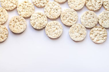 Beyaz üzerine izole edilmiş bir grup sağlıklı pirinç keki. Metin için boşluk