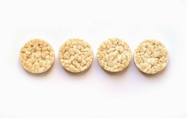 Beyaz üzerine izole edilmiş bir grup sağlıklı pirinç keki. Metin için boşluk