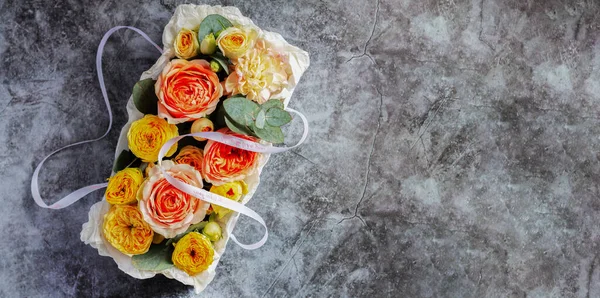 Taş Masanın Üstünde Güzel Buket Çiçekleri Olan Hediye Kutusu Üst — Stok fotoğraf