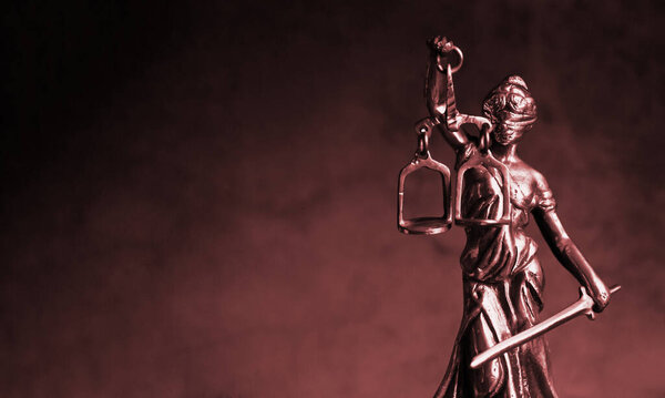 Estatua Themis Justicia Con Escalas Sobre Fondo Oscuro Concepto Jurídico — Foto de Stock