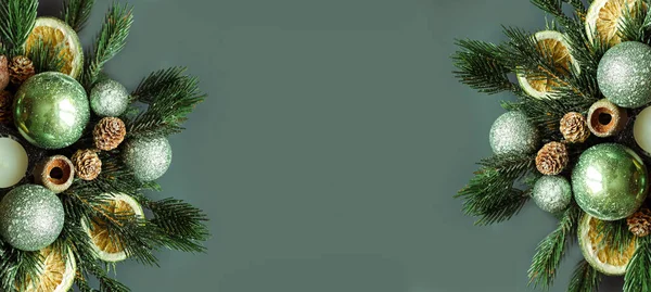 Borda Natal Com Galhos Árvore Xmas Bugigangas Verdes Cones Pinho Fotos De Bancos De Imagens