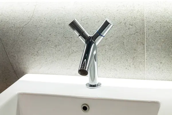 Faucet Metal Cromado Moderno Moda Pia Banheiro Fotos De Bancos De Imagens Sem Royalties