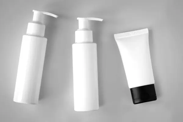 Botellas Blancas Tubo Productos Cosméticos Con Maqueta Marca Sobre Fondo Imagen de stock