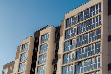 Mavi gökyüzü arka planındaki modern apartman